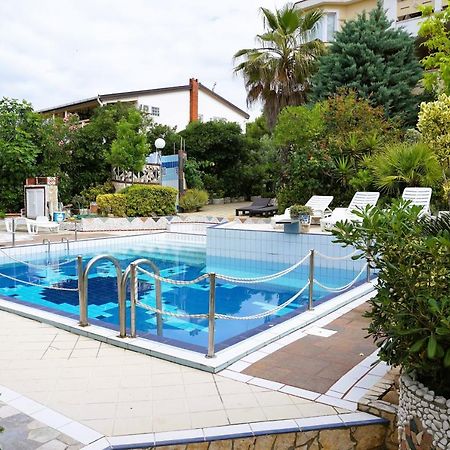 Villa Latina With 6 Apartments And A Shared Pool Vir Exterior photo