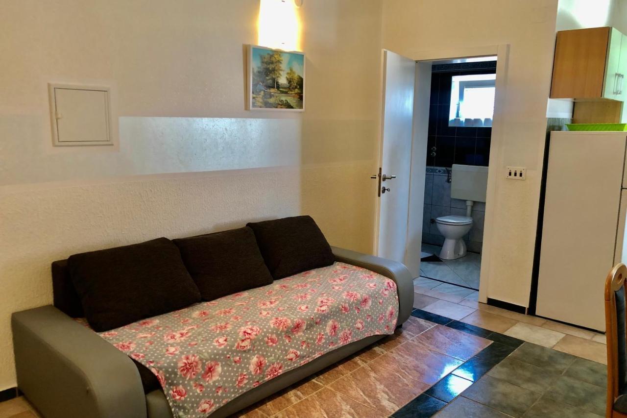 Villa Latina With 6 Apartments And A Shared Pool Vir Exterior photo