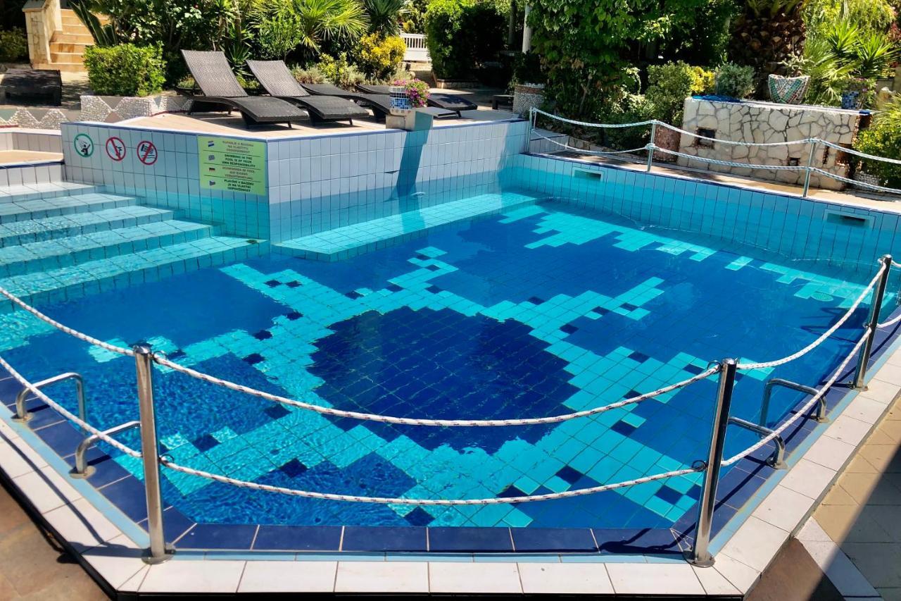 Villa Latina With 6 Apartments And A Shared Pool Vir Exterior photo