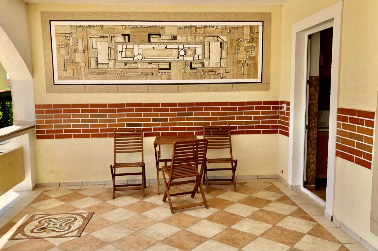 Villa Latina With 6 Apartments And A Shared Pool Vir Exterior photo