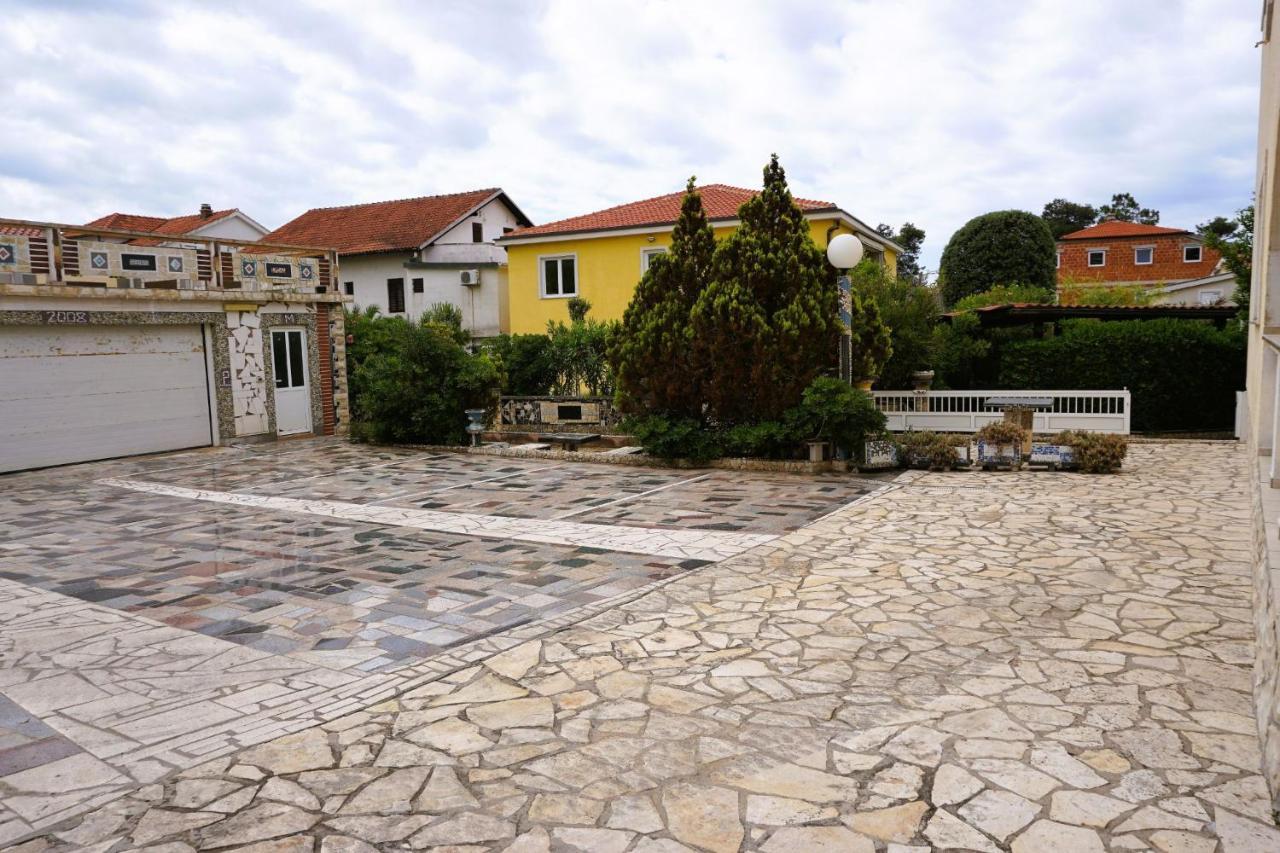 Villa Latina With 6 Apartments And A Shared Pool Vir Exterior photo