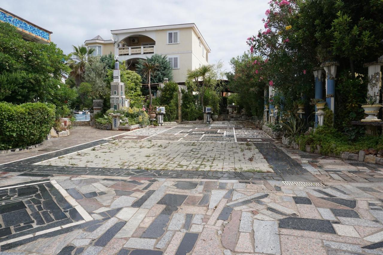 Villa Latina With 6 Apartments And A Shared Pool Vir Exterior photo