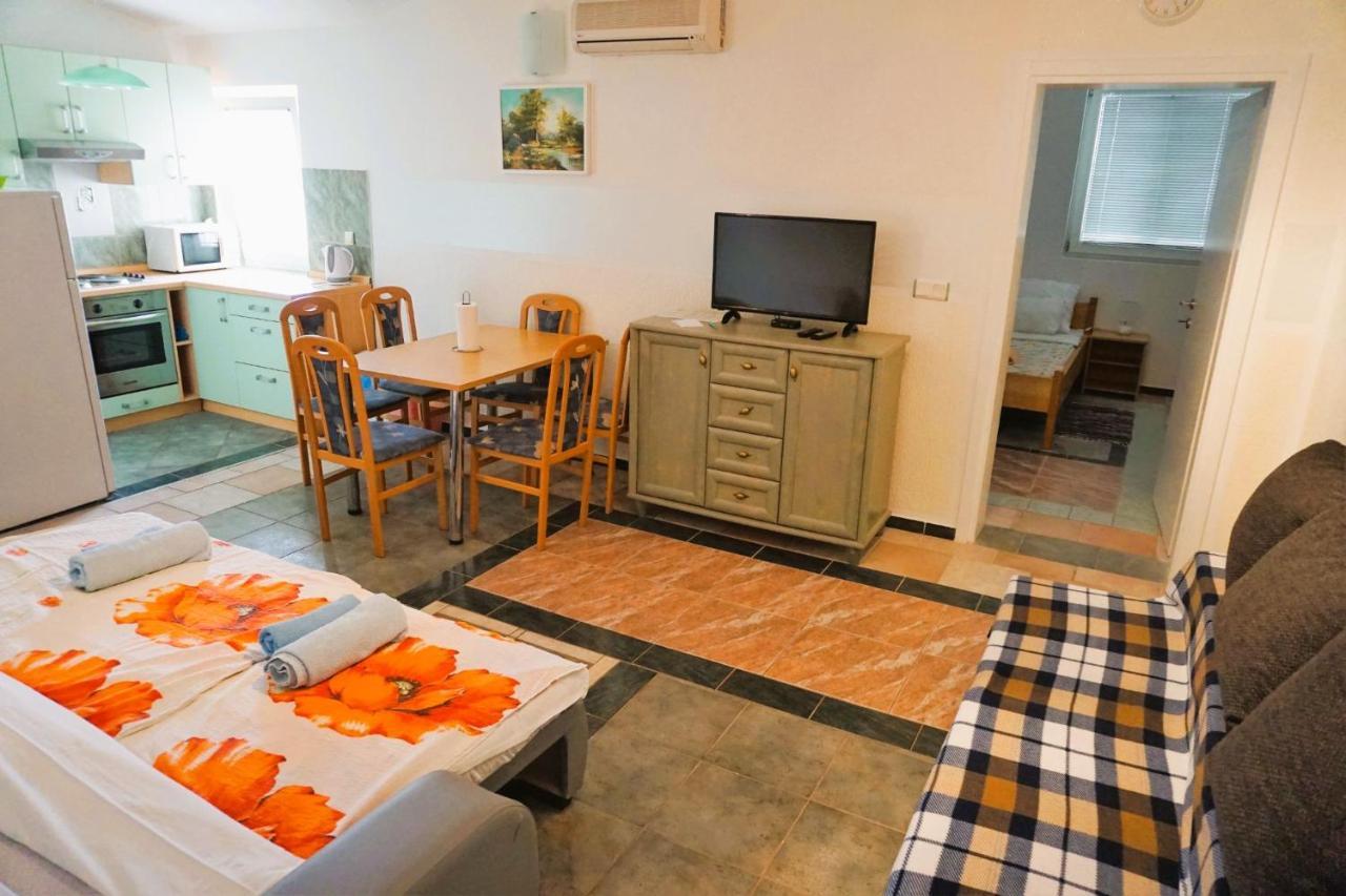 Villa Latina With 6 Apartments And A Shared Pool Vir Exterior photo