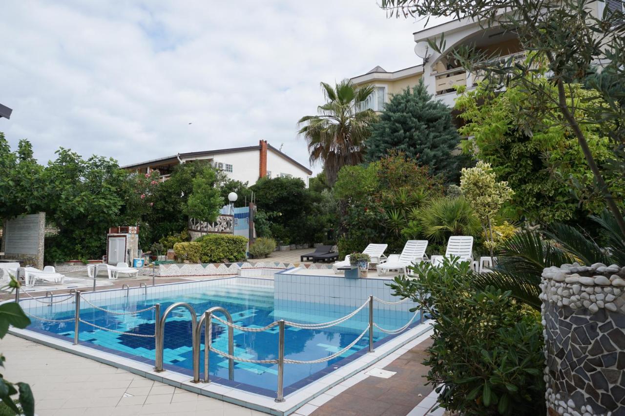 Villa Latina With 6 Apartments And A Shared Pool Vir Exterior photo