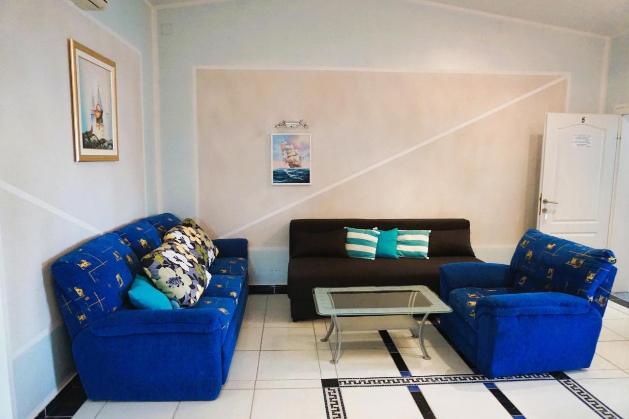 Villa Latina With 6 Apartments And A Shared Pool Vir Exterior photo